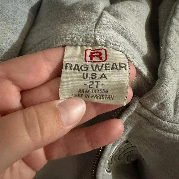 Santa Cruz sweater size 2t - Picture 2 of 3